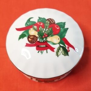 Vintage Heritage House Round Christmas Fine Porcelain Trinket Music Box.